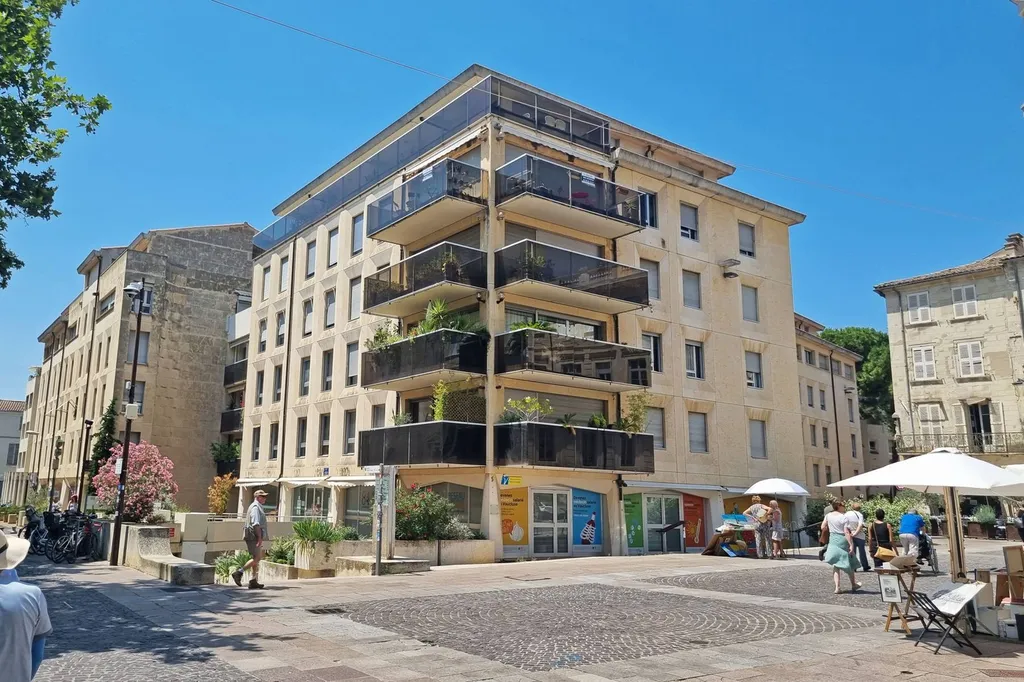 AVIGNON INTRAMUROS : EXCEPTIONNEL ET RARE APPARTEMENT PLEIN SUD    