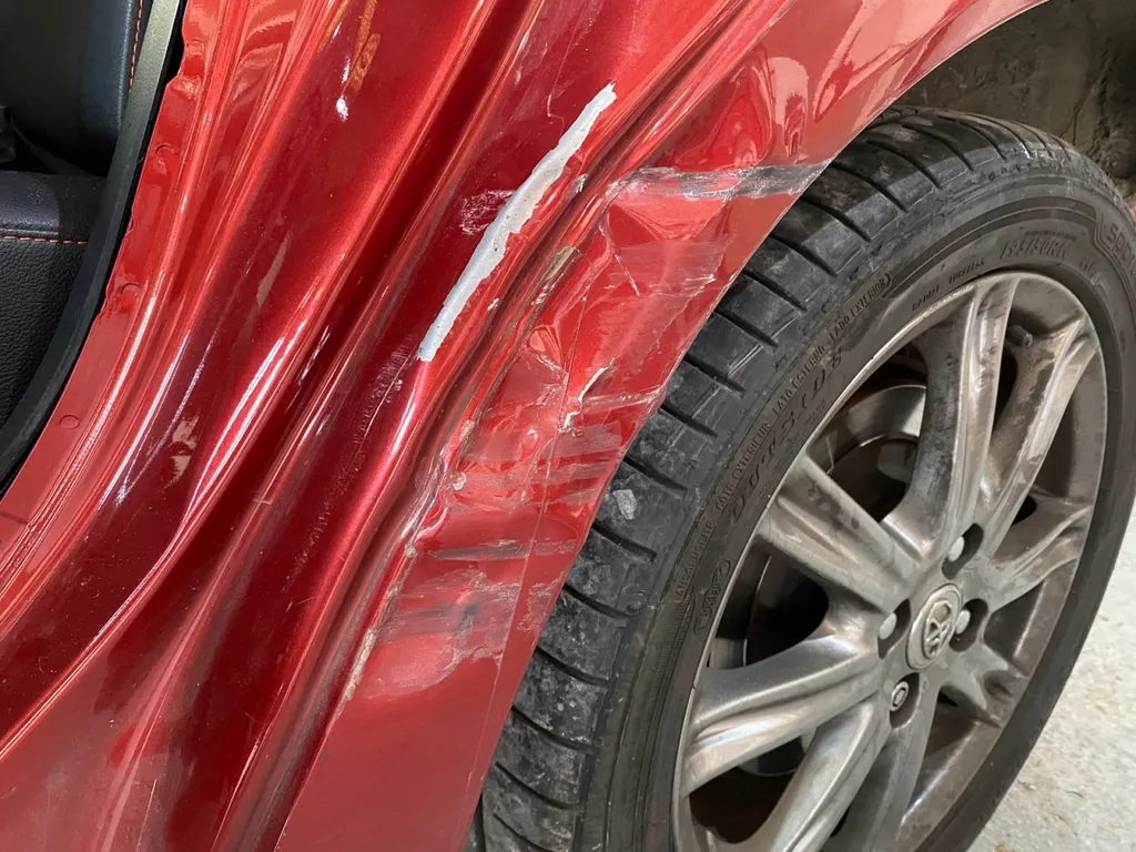 Réparation suite à un accrochage avec remplacement de l’aile arrière de cette Toyota Yaris