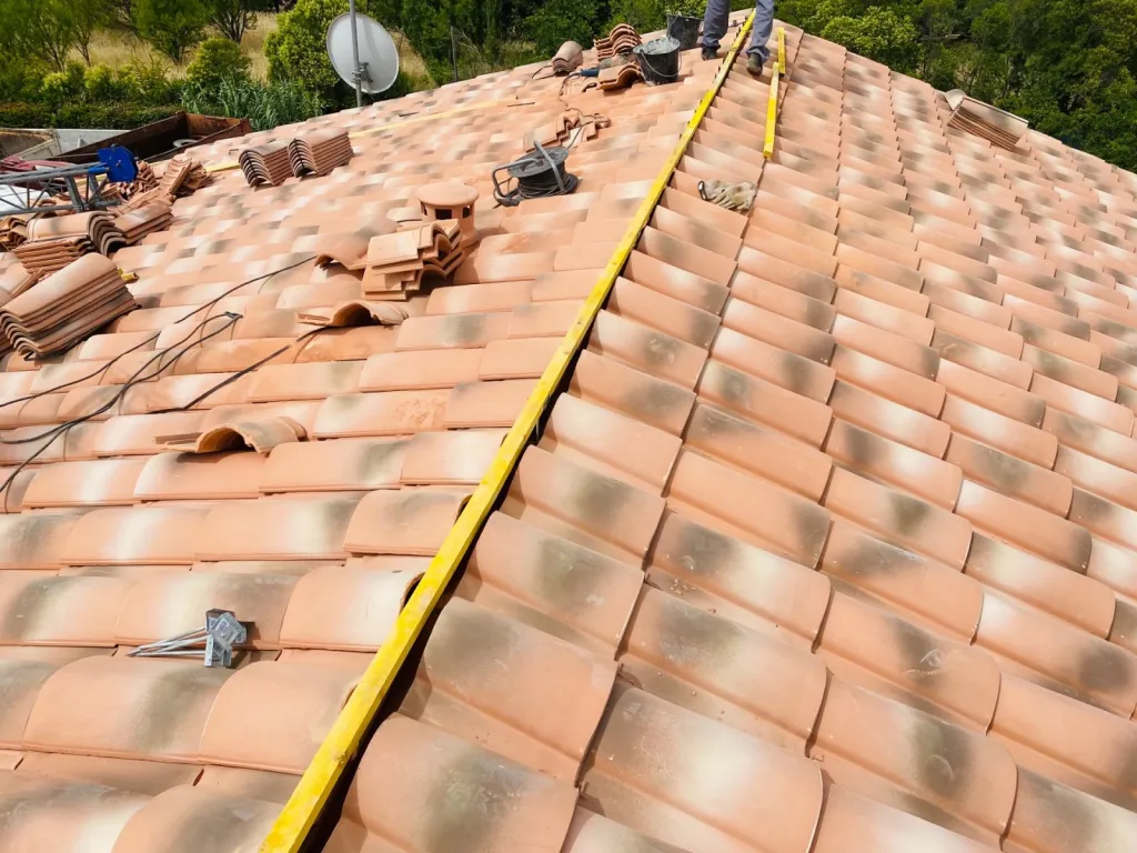 Remplacement d’une toiture de maison en tuiles Mécaniques Abeilles sur Aix en Provence