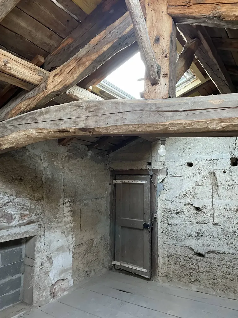 Combles de la maison avant travaux d’aménagement à Jassans-Riottier dans l’Ain