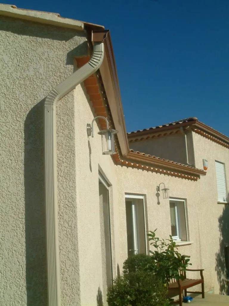 Remplacement gouttière aluminium avec sous-face sur villa à Orange intervention rapide et garantie décennale