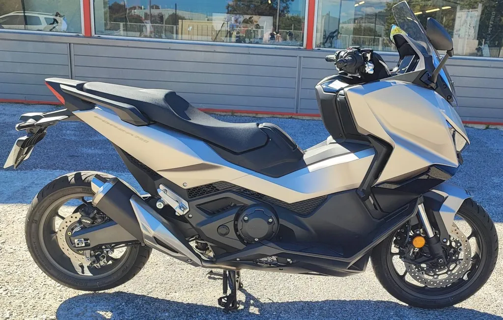 HONDA FORZA 750 DU 01/2025 AVEC 7800 KM