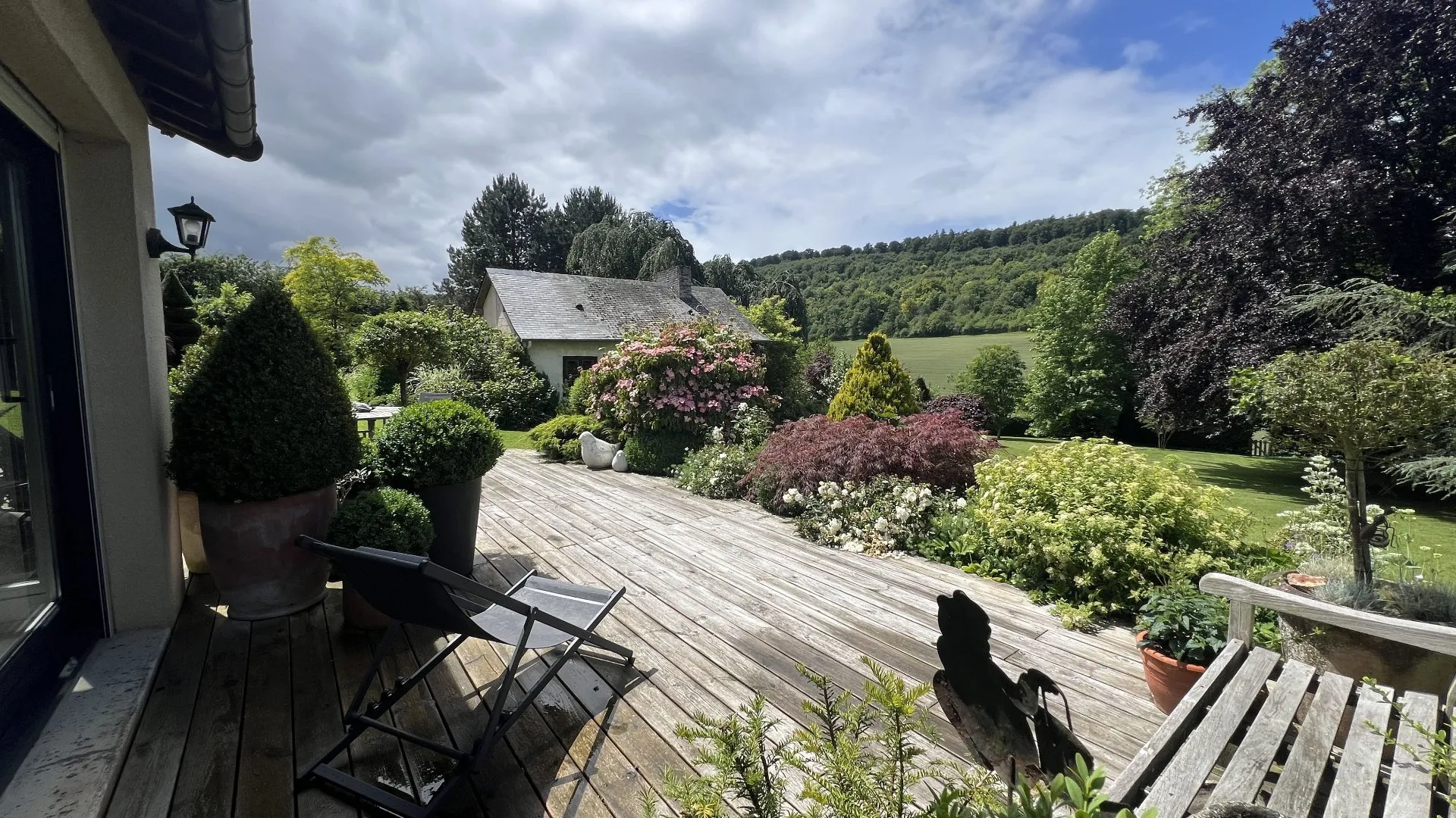 A vendre Authentique demeure normande 260m² issue de deux longères, 5 chambres, dépendances et jardin paysager 3400m², environnement privilégié proche Blangy-sur-Bresle 76340.