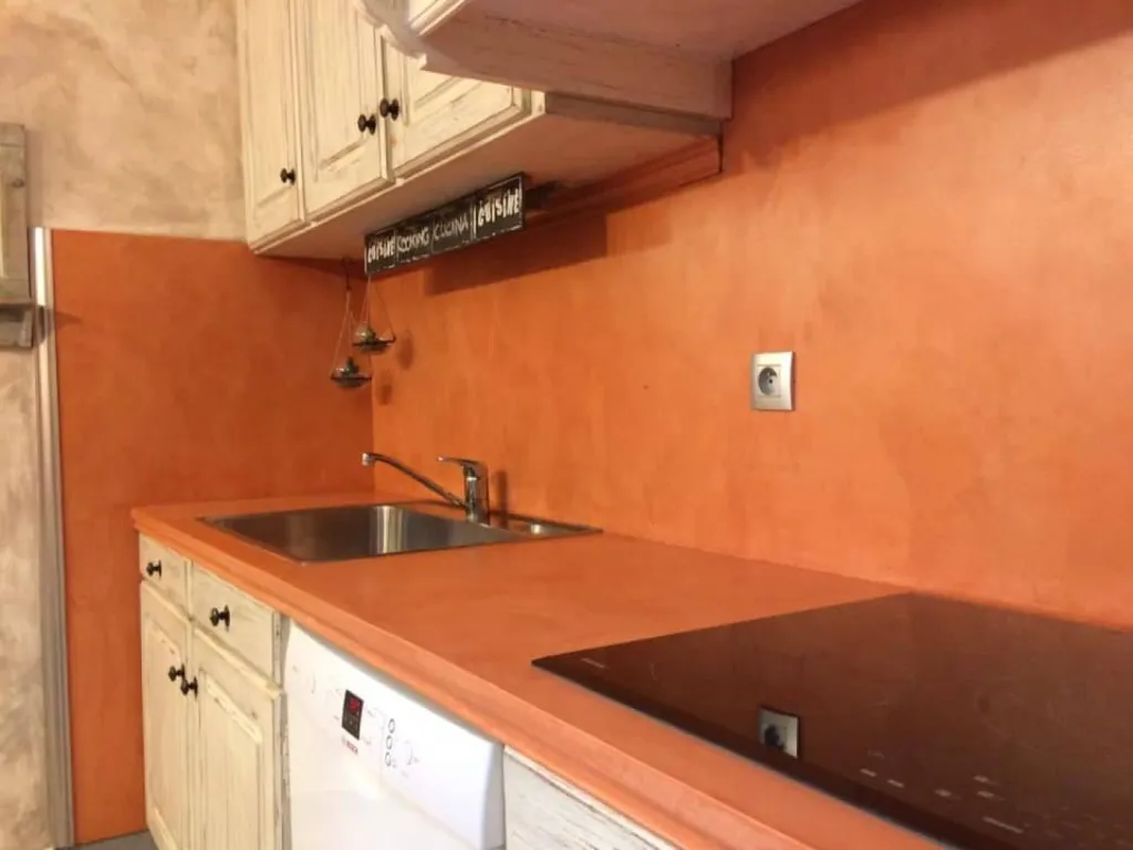 un mur cuisine : en chaux avec une cire Alu Bronze TERRE DU MONDE