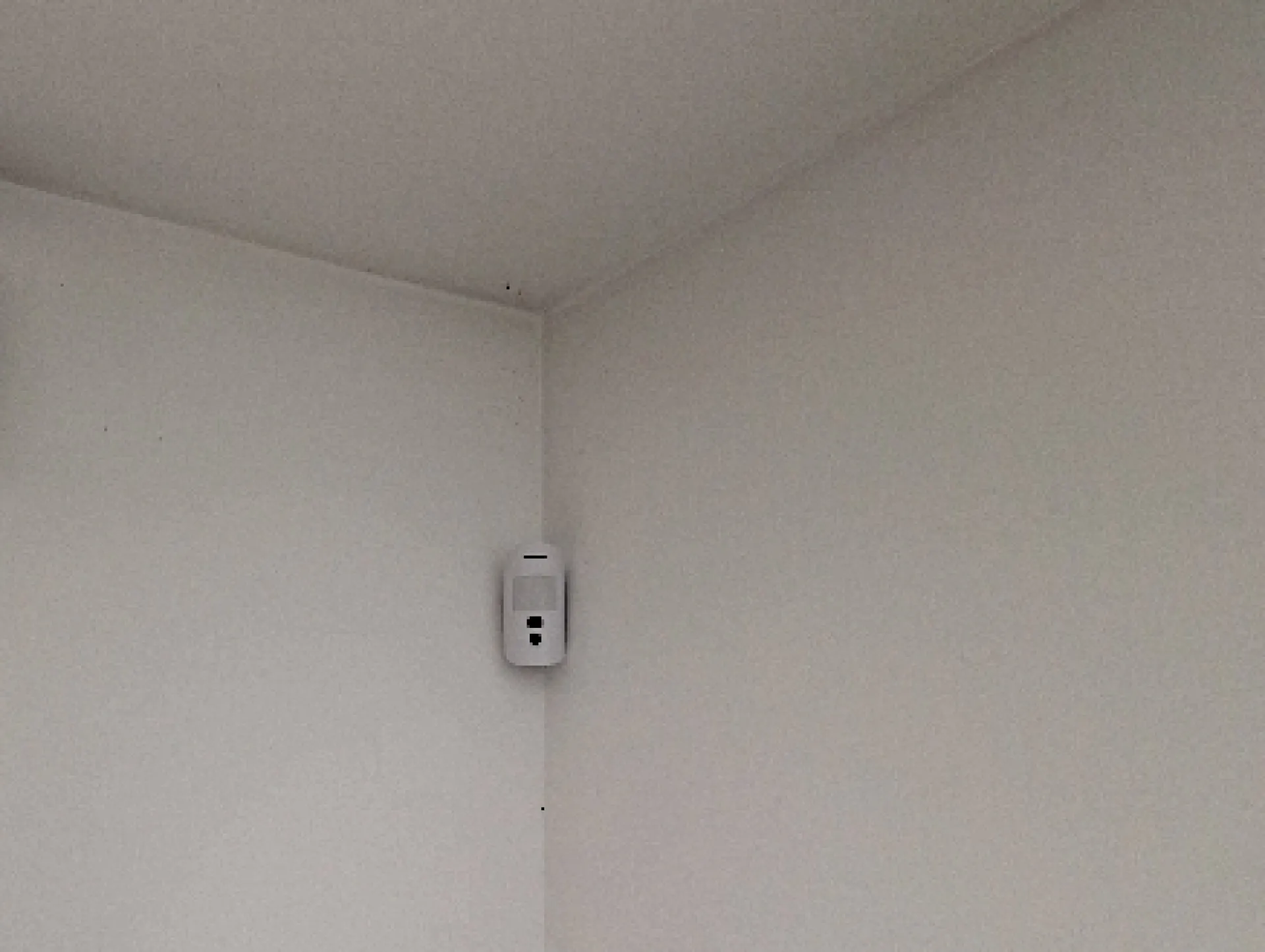 Sécurisation d’un appartement à Marseille avec un système Ajax complet : centrale Wifi/GSM/4G, caméras de détection et sirène extérieure