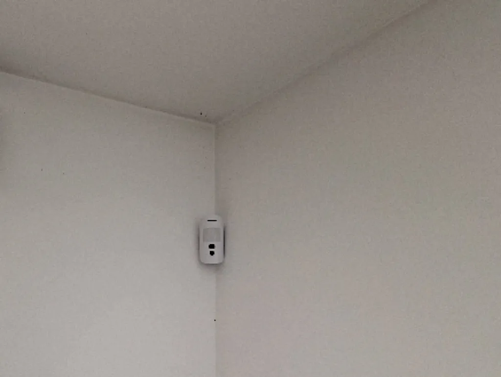 Sécurisation d’un appartement à Marseille avec un système Ajax complet : centrale Wifi/GSM/4G, caméras de détection et sirène extérieure