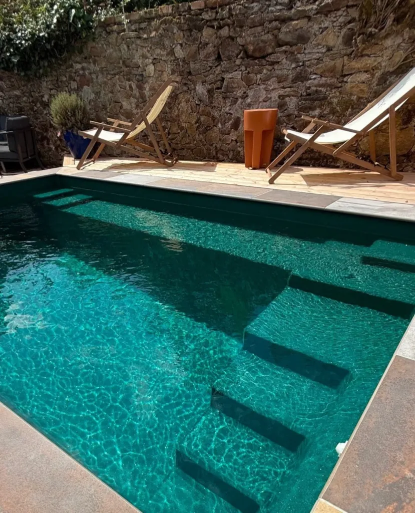 Pose et mise en service d’une piscine coque CeramicDeluxe Tweet à Remoulins proche Domazan et Fournès dans le Gard