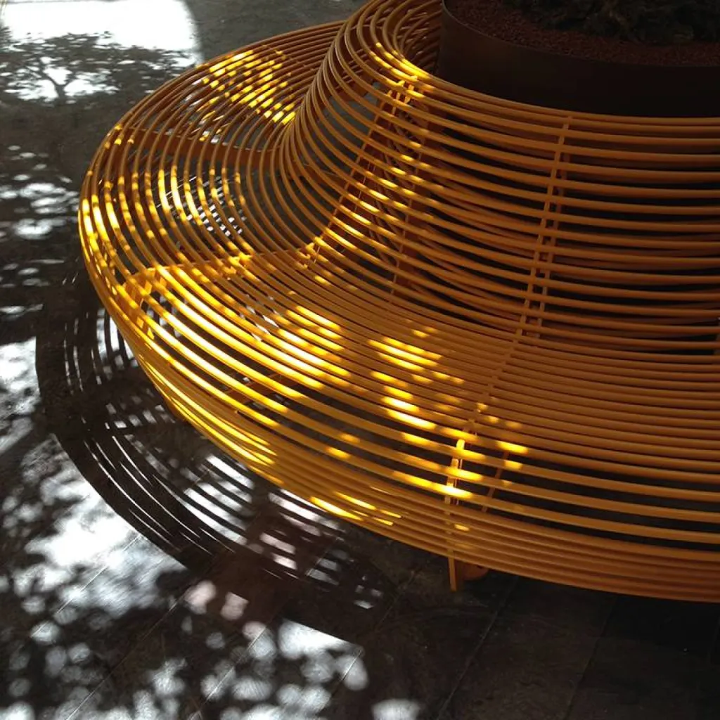 Banc jaune tour d'un arbre Tolerie Forezienne