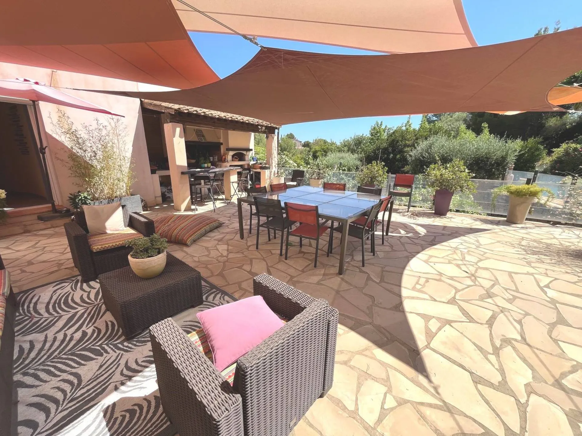 Maison à vendre avec deux logements sur Ceyreste , piscine et grand sous sol , au calme
