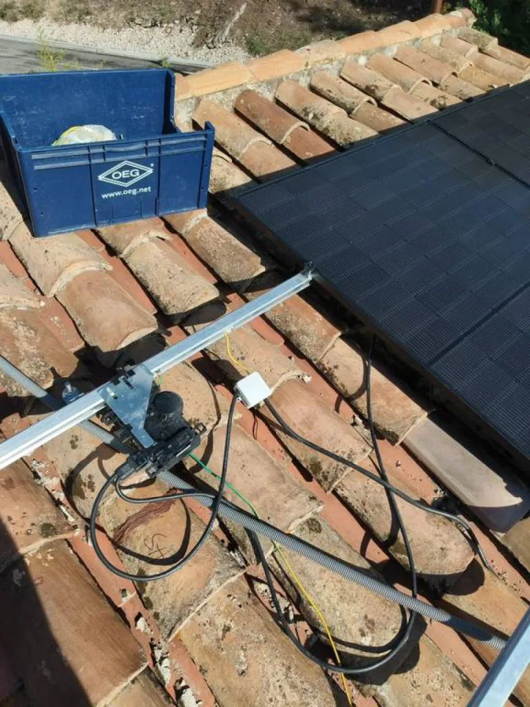 Installation de panneaux solaire composé d'un Onduleur Enphase et de panneaux solaires Dualsun sur un toit à La Ciotat