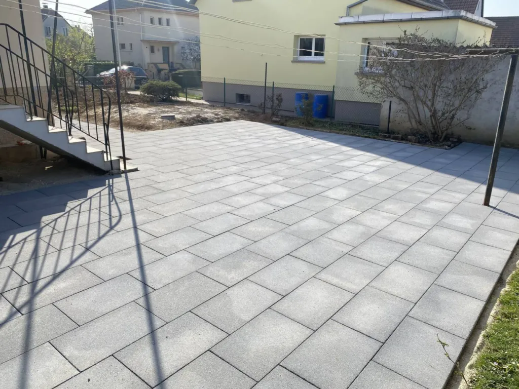 Cour extérieure d'une maison individuelle à Mundolsheim, près de Strasbourg CLK 