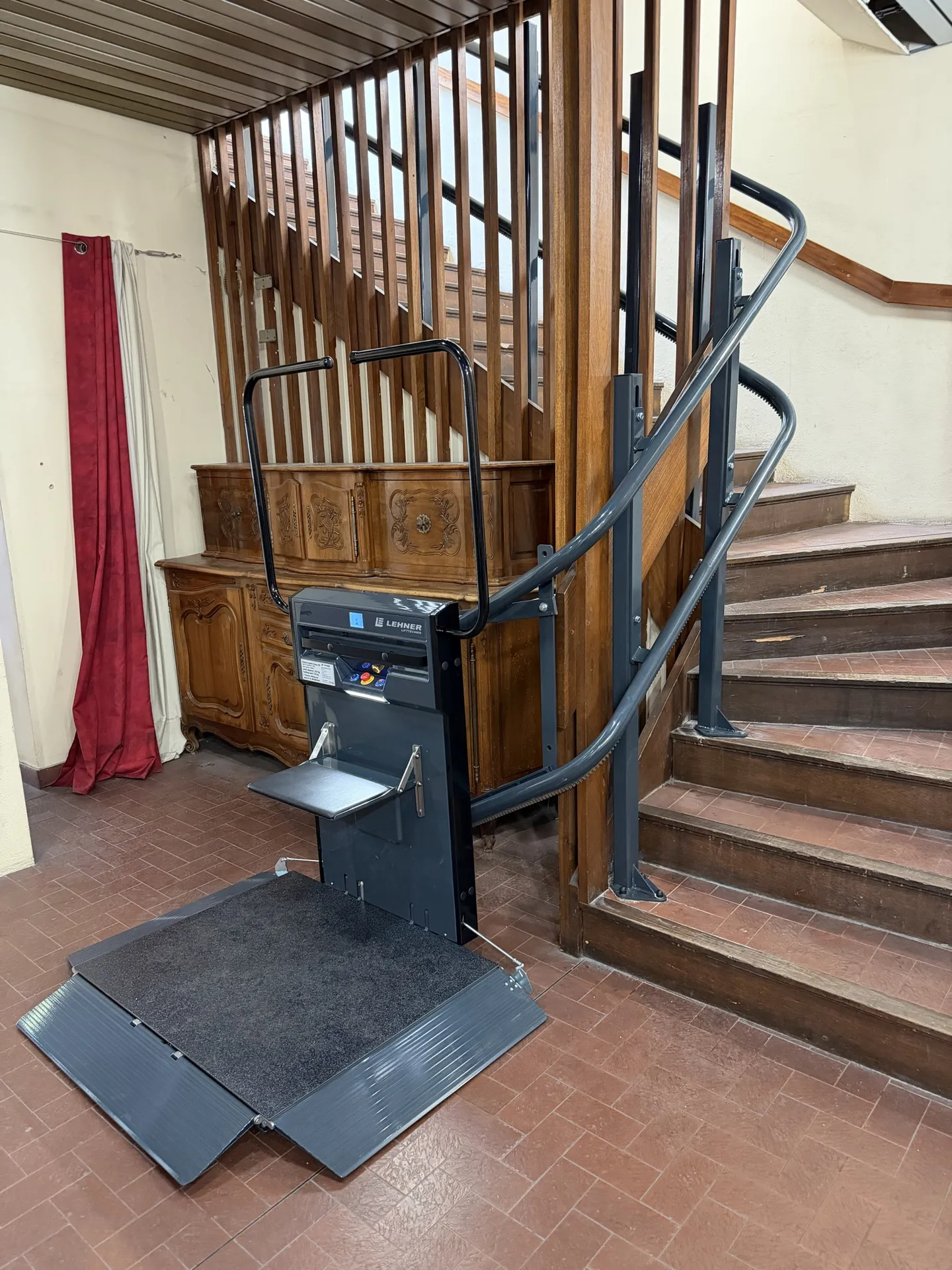 La plateforme oblique Lehner Stratos NG à Marseille attend son passager en fauteuil roulant