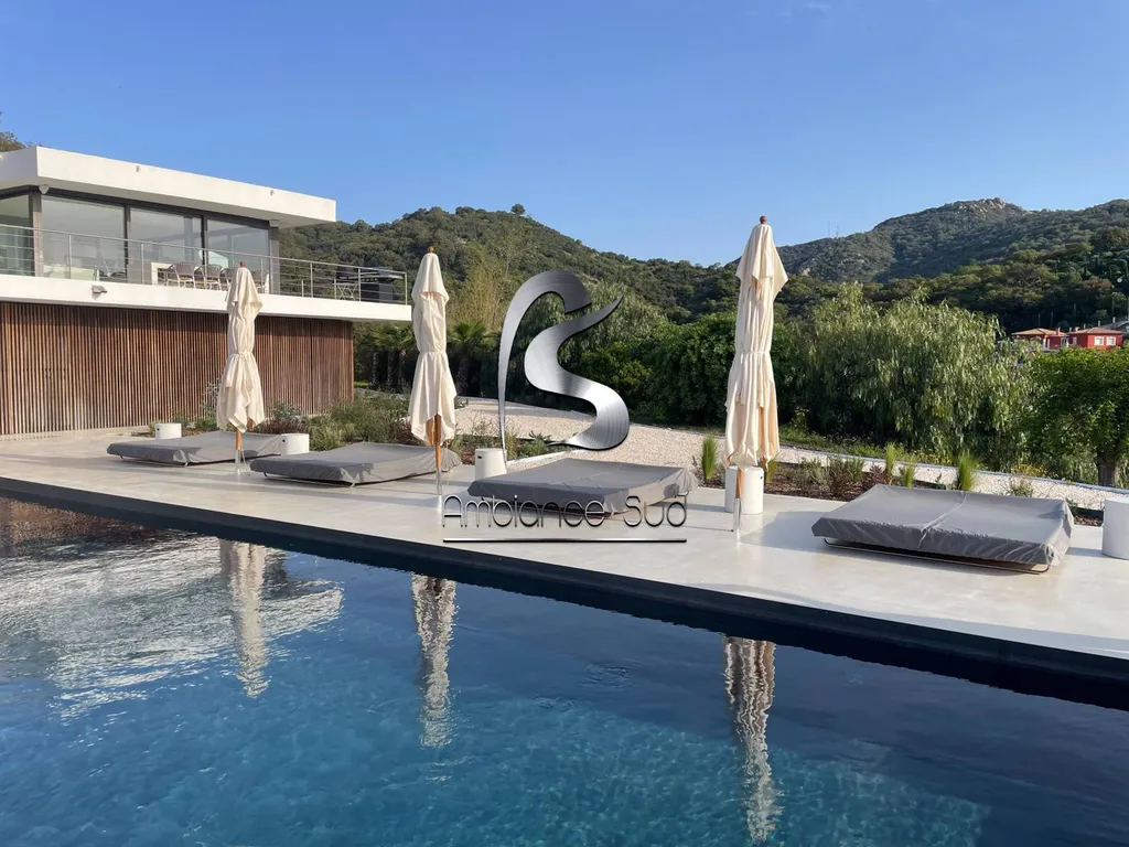 Réalisation de plages de piscine en béton ciré à Saint Tropez dans le Var