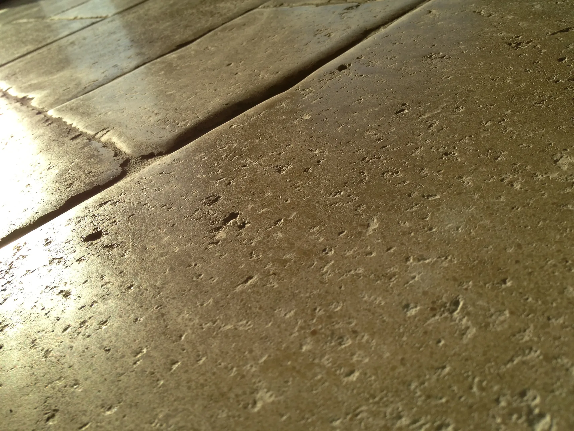 Quelle pierre naturelle choisir pour votre terrasse extérieure durable, esthétique et résistante aux intempéries ?