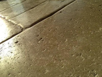 Quelle pierre naturelle choisir pour votre terrasse extérieure durable, esthétique et résistante aux intempéries ?