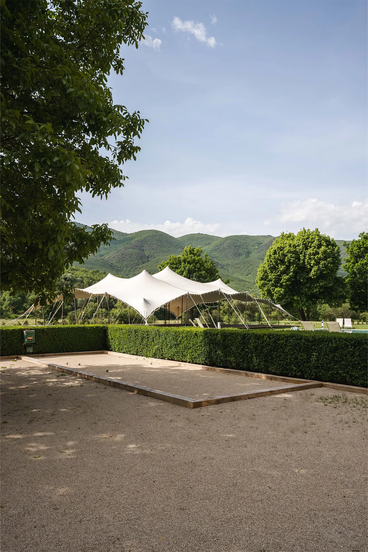 Location domaine team building près de Bonnieux vers Roussillon : domaine avec 60 couchages, salle de réunion climatisée, WiFi, organisation de randonnée en groupe et initiation VTT sur le Luberon.