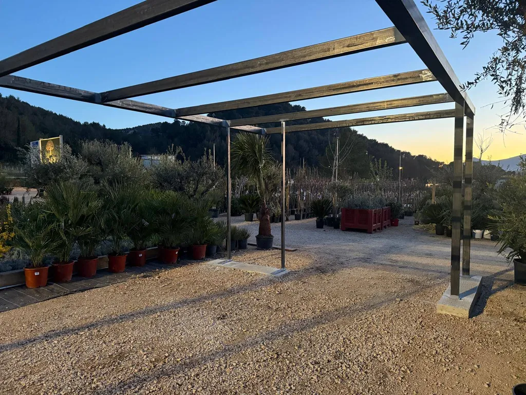 artisan ferronnier pour pergola acier sur mesure avec canisses Vitrolles
