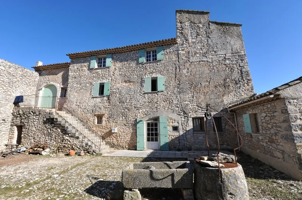 Mas du 18ème Siècle restauré au coeur des Monts du Vaucluse   