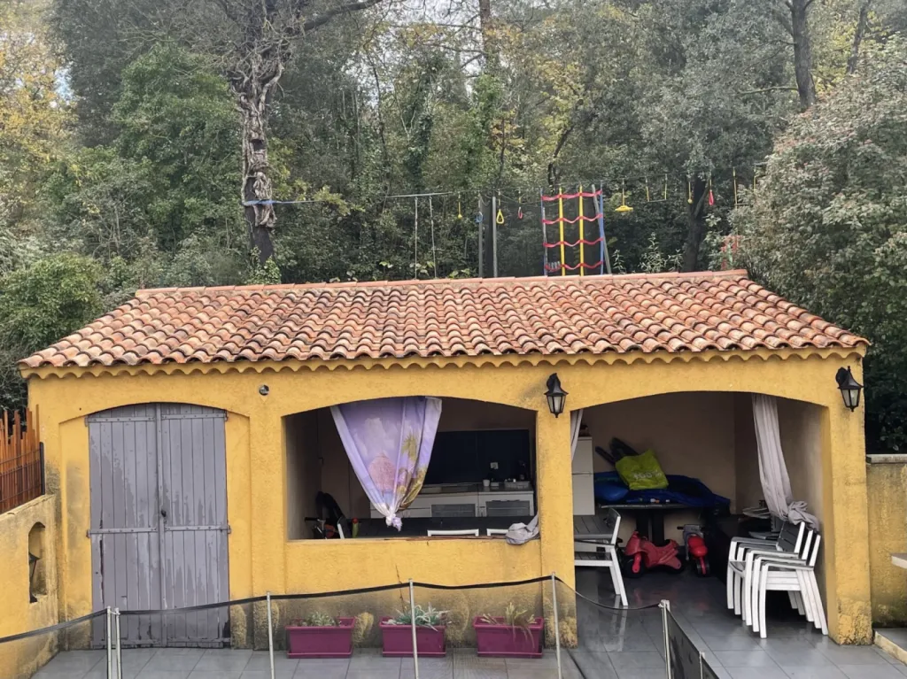 Nettoyage et traitement des tuiles mécaniques d’une Maison près de Martigues.