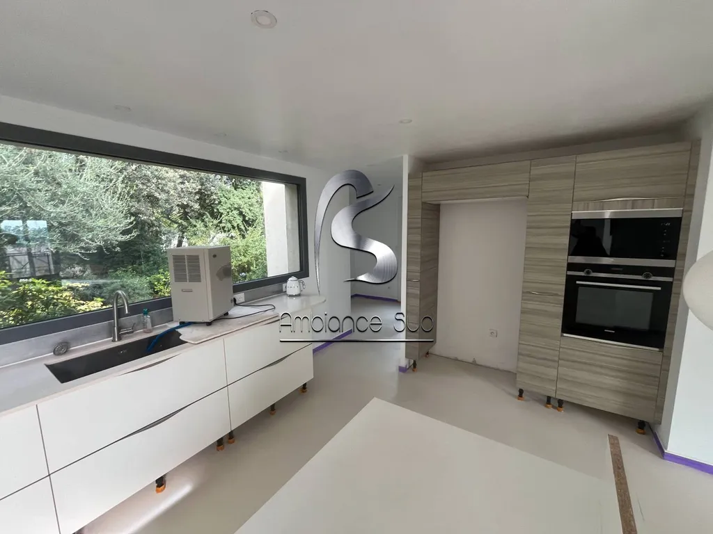 Réalisation d’un sol de cuisine avec notre résine innovante effet béton ciré taloché à Ollioules près de Sanary-sur-Mer