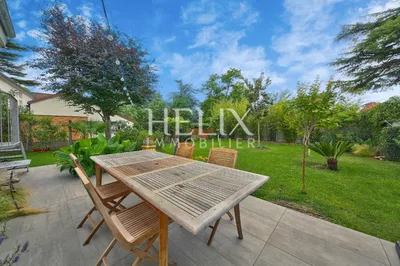 Vente réalisée par notre agence du Vésinet d'une maison 210 M² elle est proche du RER, des commerces et des écoles l'emplacement est idéal , vous profiterez d'un jardin tout en étant proche de Paris