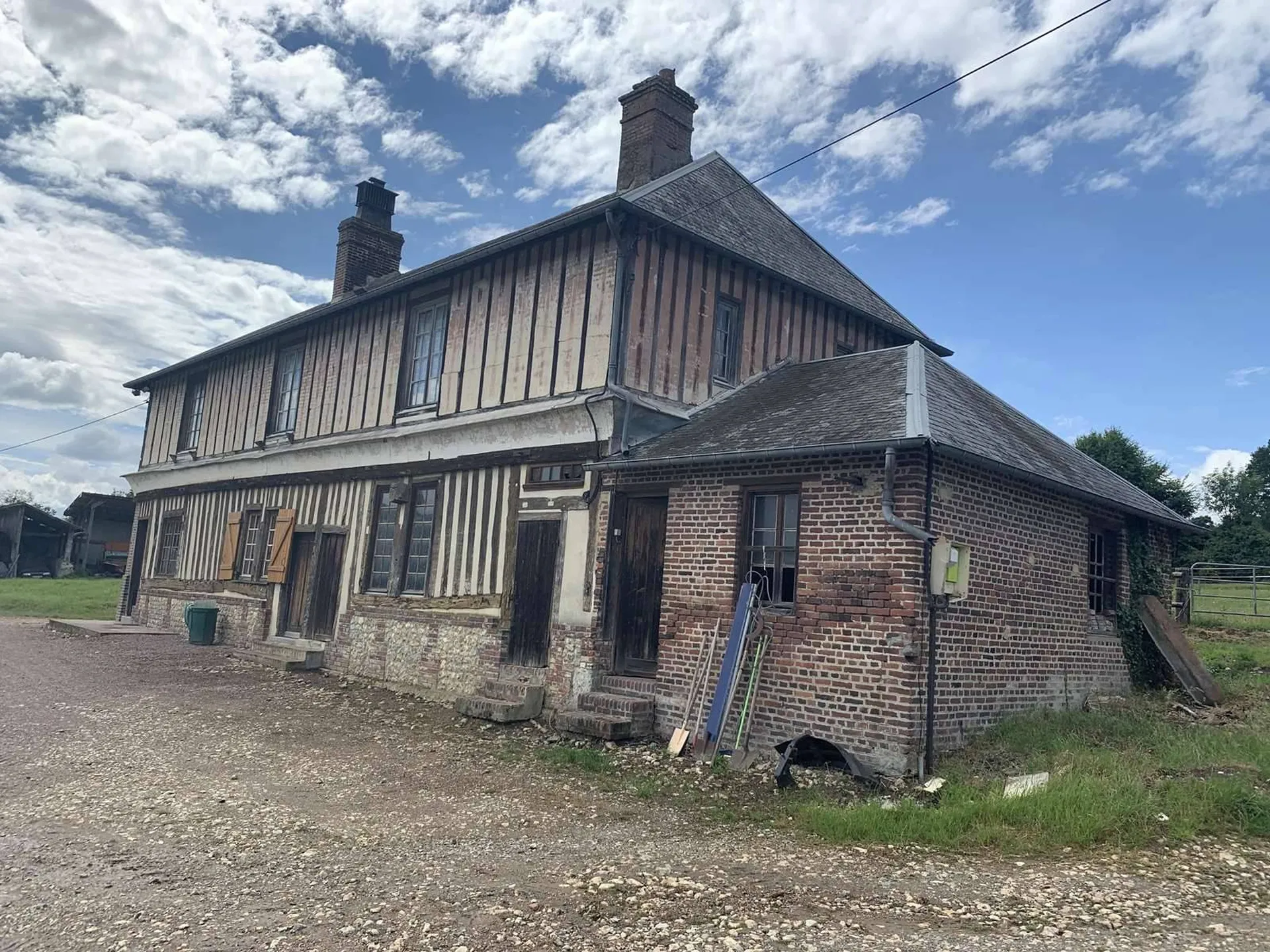 Dans le NORD DU PAYS D'AUGE, à 5 minutes de PONT L'EVEQUE 14130, l'Agence Immobilière TERRES ET DEMEURES DE NORMANDIE à LISIEUX (14100) 41 avenue Victor HUGO, vous propose de venir visiter dans un bel environnement, cette Demeure en colombages à usag