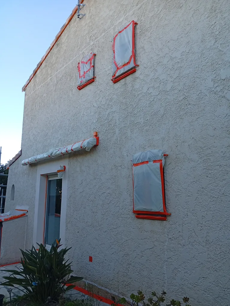 Reprise d'une façade en peinture plus reprise des fissures chantier Brignoles