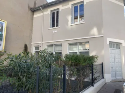 Studio clé en main rénové avec cuisine et salle de bain équipée ainsi qu'un jardin privatif dans le secteur calme et prisé de Lyon 3ème