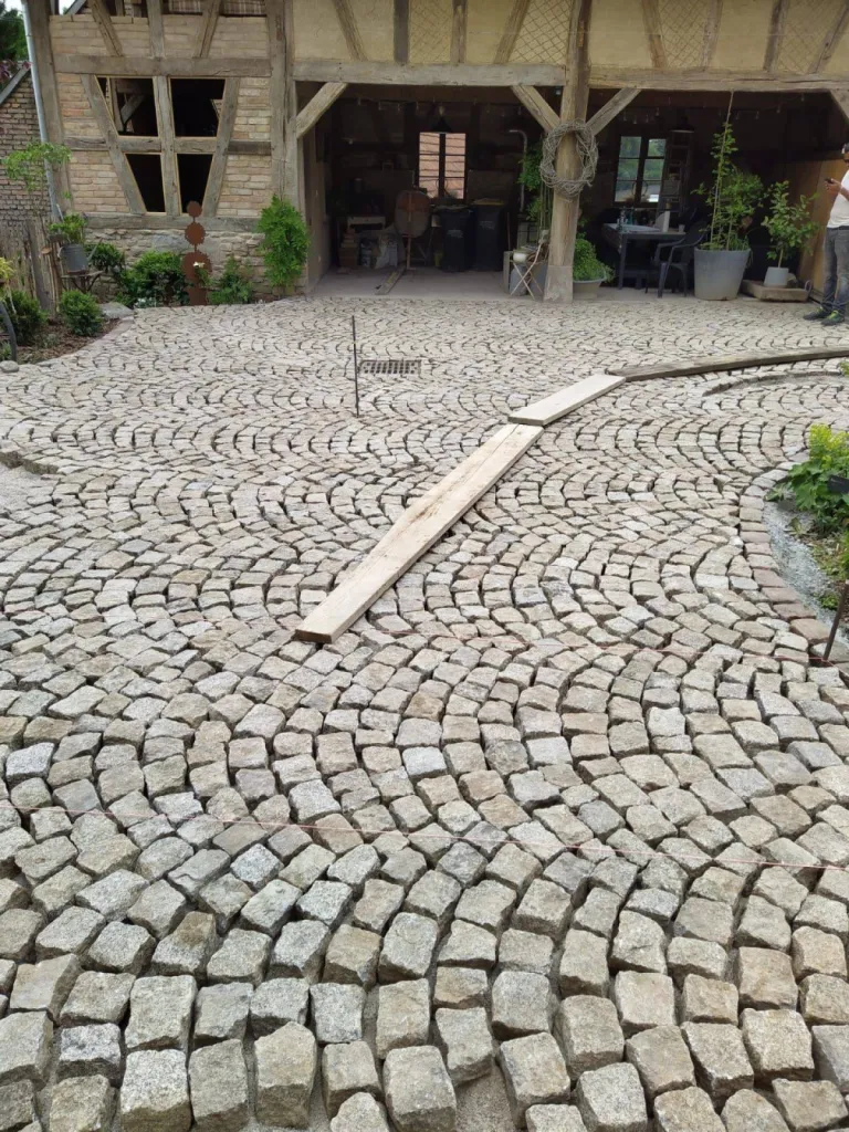 Comment poser des pavés en queue de paon pour une maison à Strasbourg CLK 