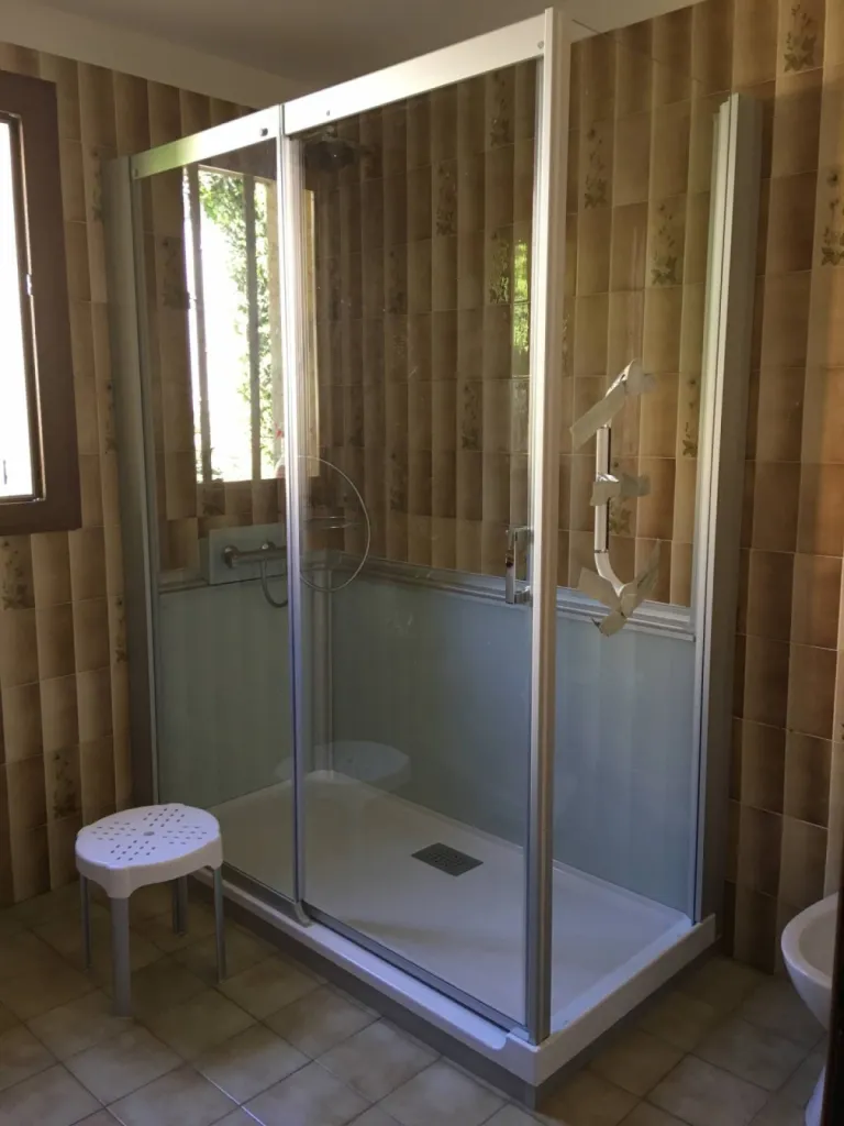 Remplacement baignoire par douche senior sécurisée à Cagnes su Mer Alpes Maritimes (06)