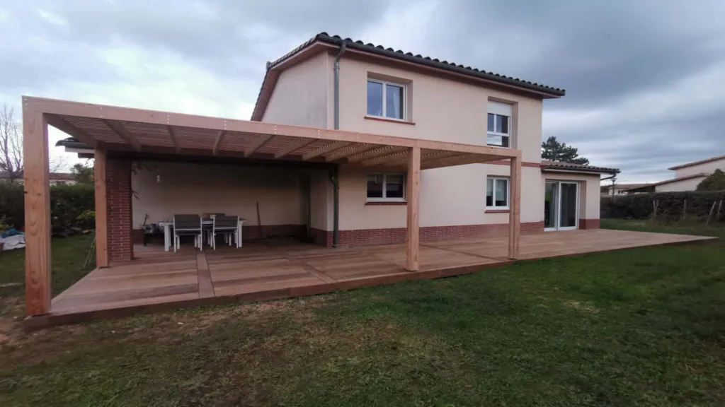 Création d’une terrasse bois exotique avec pergola Douglas à Toulouse pour aménagement extérieur chaleureux et durable