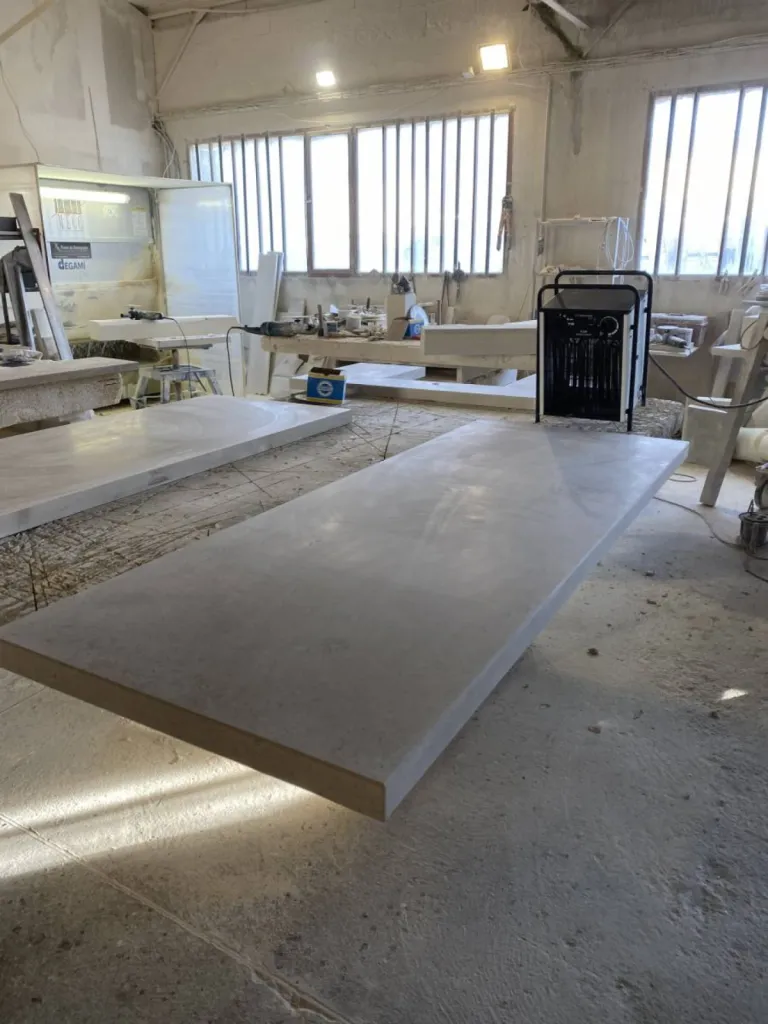 Plan de travail en pierre et Périgord chant vu droit