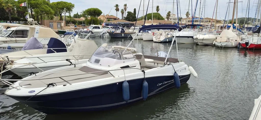 Vente d'un bateau d'occasion Jeanneau Cap Camarat 6.5 WA équipé d'un moteur 200 CV  à de La Londe-les-Maures