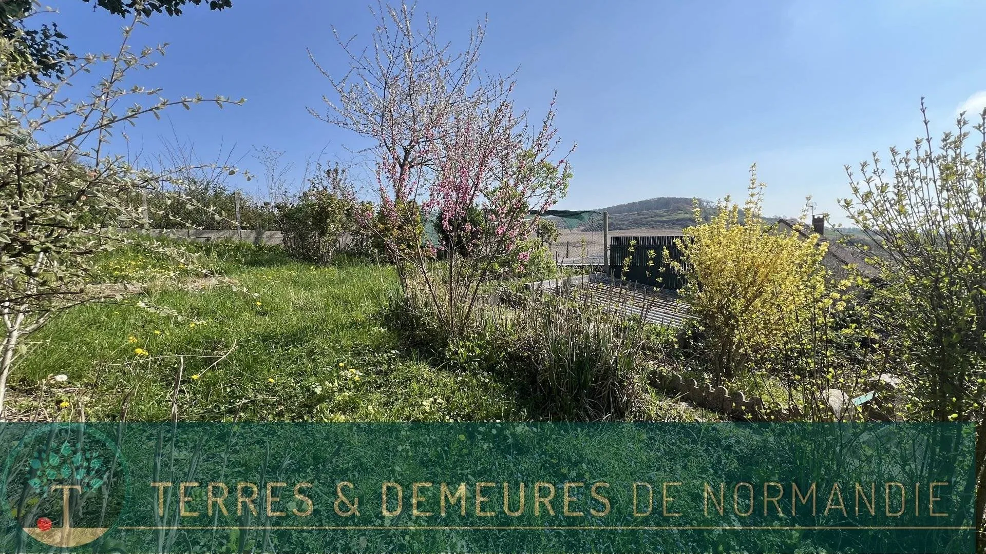 Maison individuelle des années 40 de 95m², 2 chambres, jardin clos arboré 325m², en bon état structurel mais à rénover entièrement, située à Eu 76260.