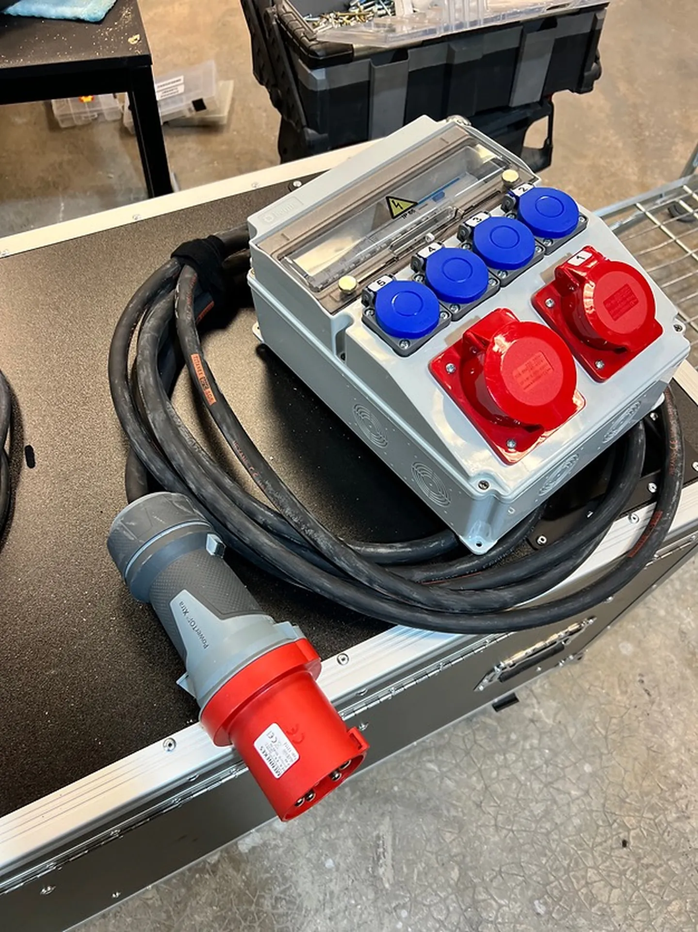 COFFRET ELECTRIQUE 32A TRI VERS 1X 32A TRI + 1X16ATRI+ 4 PC 16A MONO