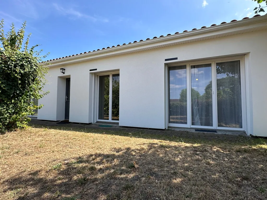 Rénovation maison Fenêtres PVC, volets roulants solaires intégrés dans la façade après ITE