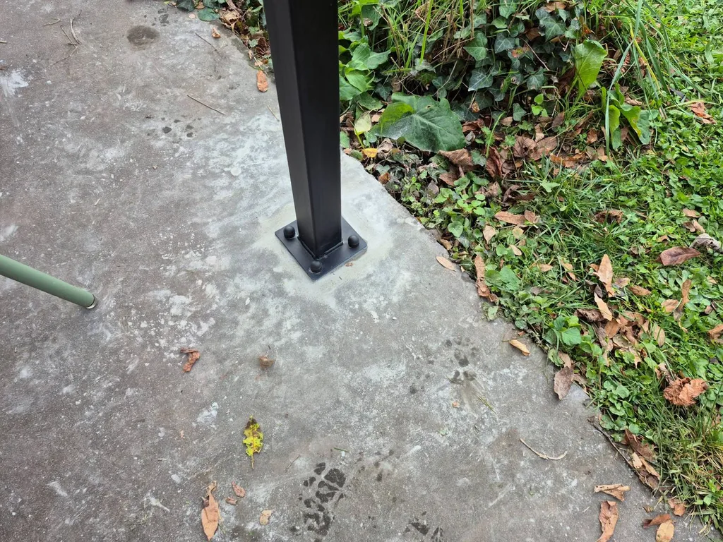 Fixation et assemblage de la treille métallique sur l'existant