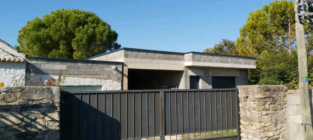 Couvertine aluminium sans raccord ni soudure. épaisseur 10/10 ème couleur au choix dans notre nuancier.