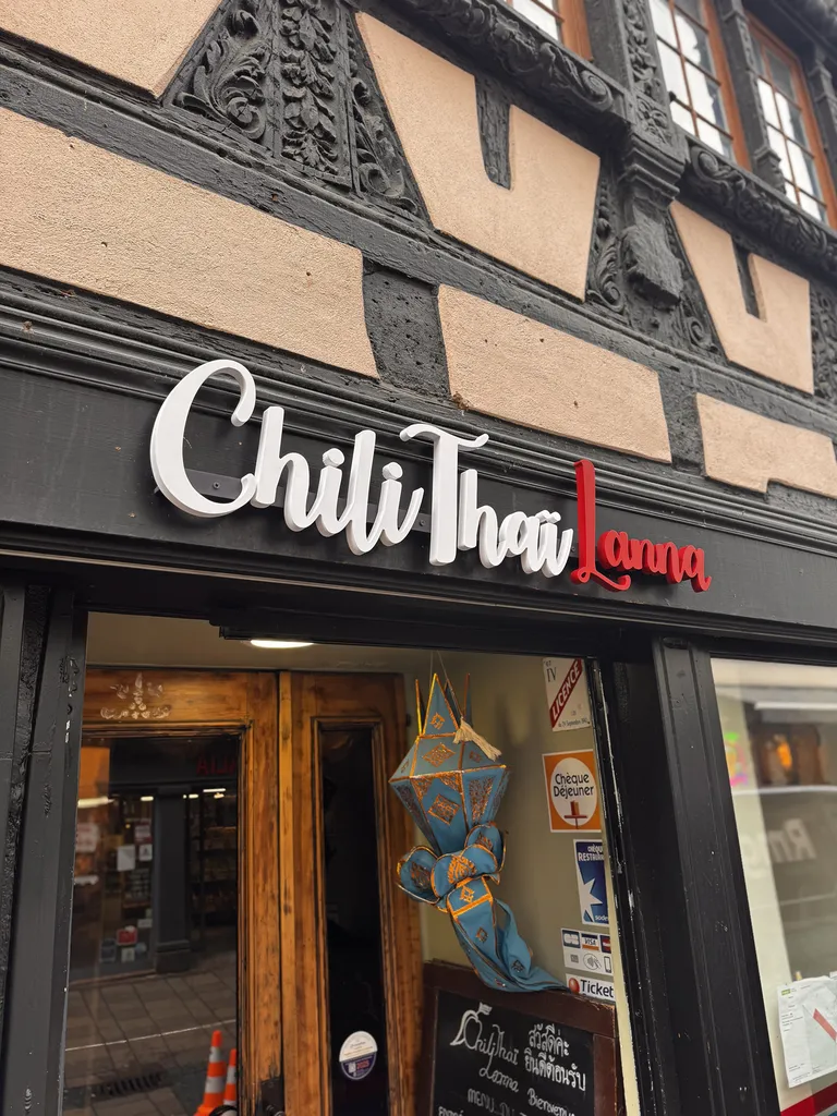Installation d'une enseigne en lettres découpées pour un restaurant au centre ville de Strasbourg en Alsace