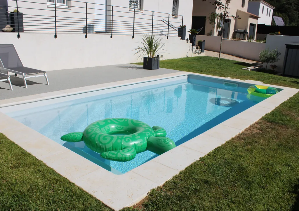 Piscine Bleue avec bouée