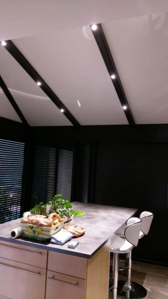 Véranda avec toiture isolante et éclairage led sur Lançon de provence 