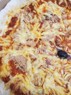 Pizza au thon cuite au feu de bois dans notre pizzeria en livraison ou à emporter le soir à Salon de Provence
