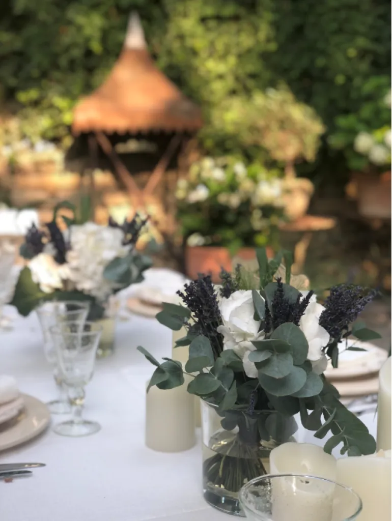 Une table d'été prête à recevoir des amis