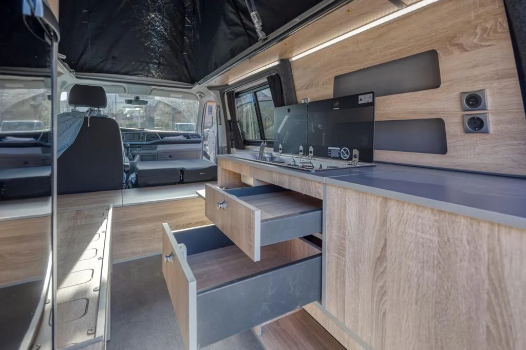 VW T6 Court aménagé sur-mesure à Paris : transformation en van compact pour échappées week-end en Île-de-France