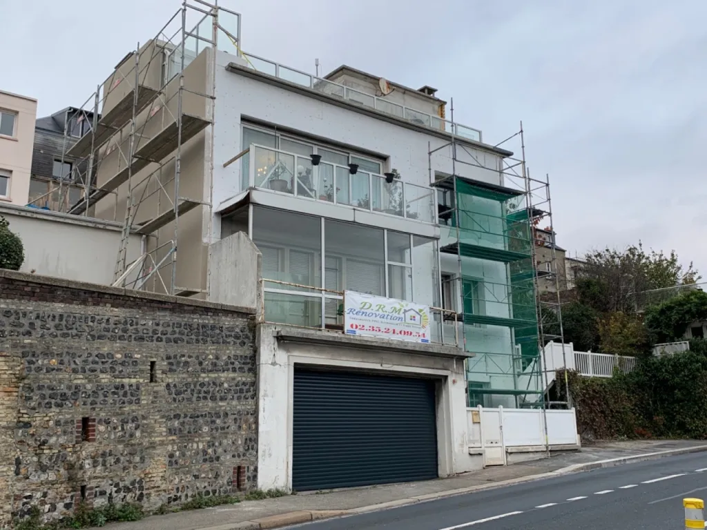 Réalisation d'une isolation par l'extérieur dans le secteur centre ville du Havre (76) - Normandie - Finition ravalement enduit projeté  aspect gratté