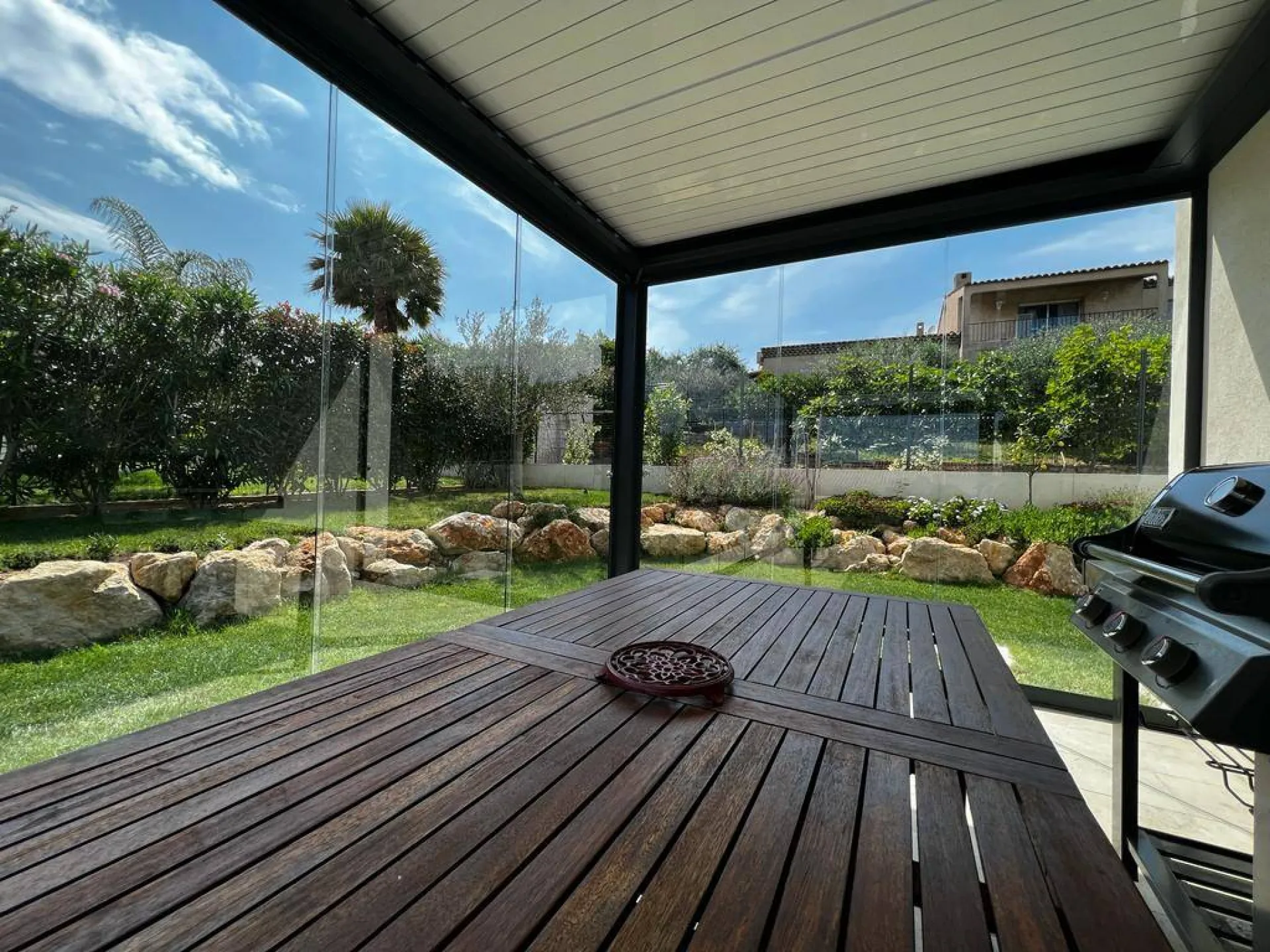 Installation de rideaux de verres sur une pergola bioclimatique à Mougins