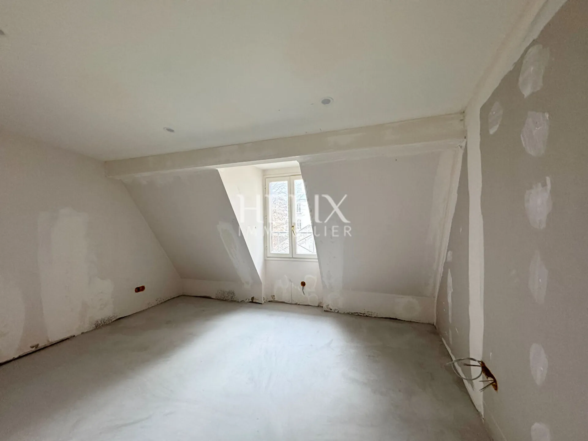 A vendre à Saint Germain en Laye, un appartement en duplex situé au 2ème 3ème et dernier étage d'un immeuble bien entretenu à Saint germain en Laye. 