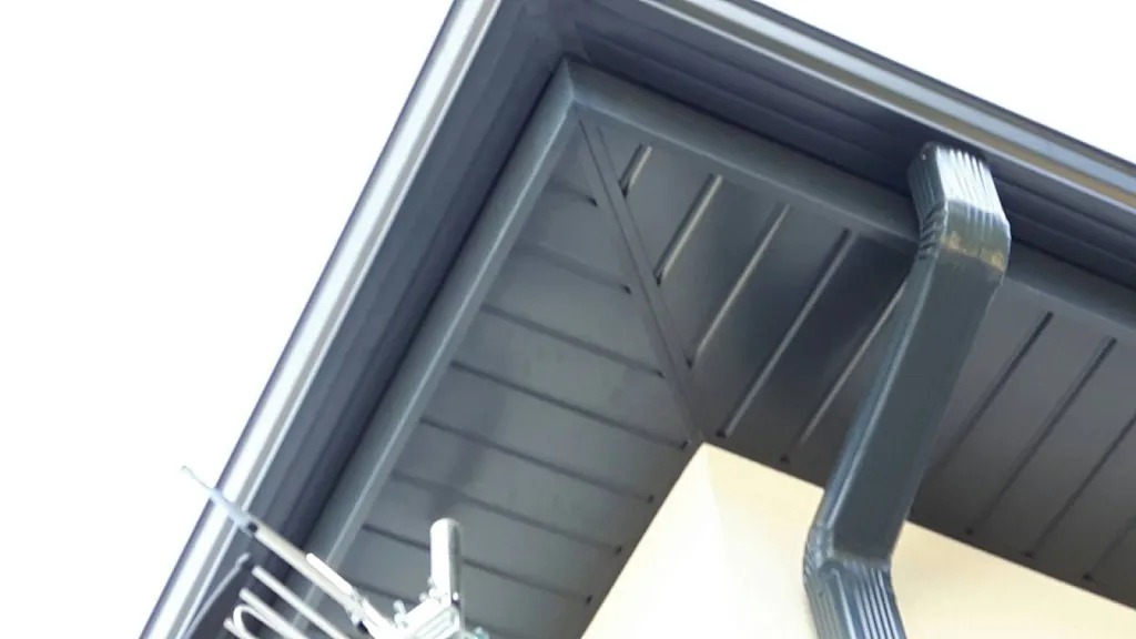 Gouttière en forme corniche assortie à une sous-face couleur ardoise.