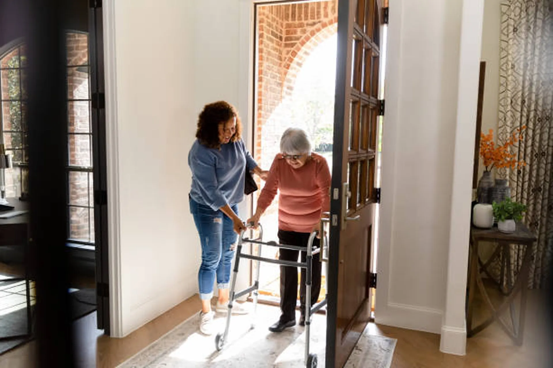 Comment aider un senior à rester autonome à domicile dans le Var ?