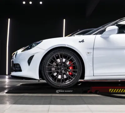 Cette Alpine A110 R traitée avec un film XPEL à Saint-Avé bénéficie d’une protection haut de gamme contre les micro-rayures et les agressions extérieures.
